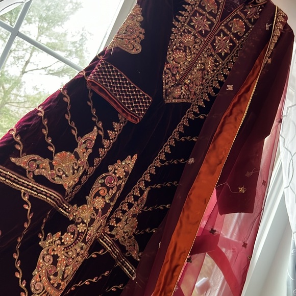 Asim Jofa M size, beautiful Maroon outfit, was used only few hours. - Picture 2 of 3